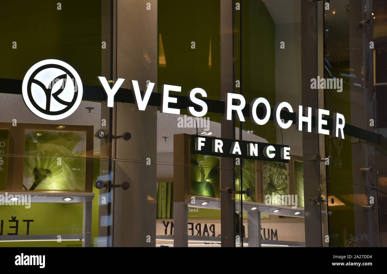 Logo der "Yves Rocher - Frankreich" auf ein Schaufenster im Zentrum von Prag. Dieses weltweite Kette ist ein Pionier in der modernen Verwendung natürlicher Zutaten. Stockfoto