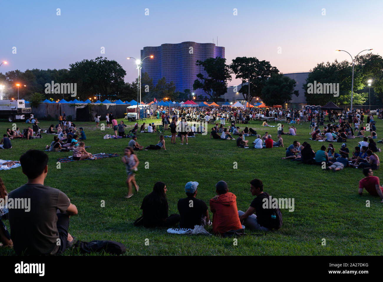 Menschen versammeln sich in Flushing Meadows Corona Park für die Königinnen der Nacht Markt in Queens, New York, am 27. Juli 2019. Stockfoto