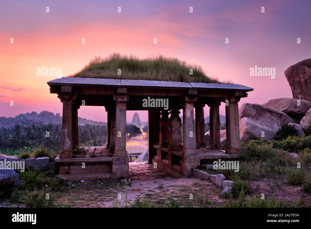 Alte Ruinen von Hampi am Sonnenuntergang. Indien Stockfoto