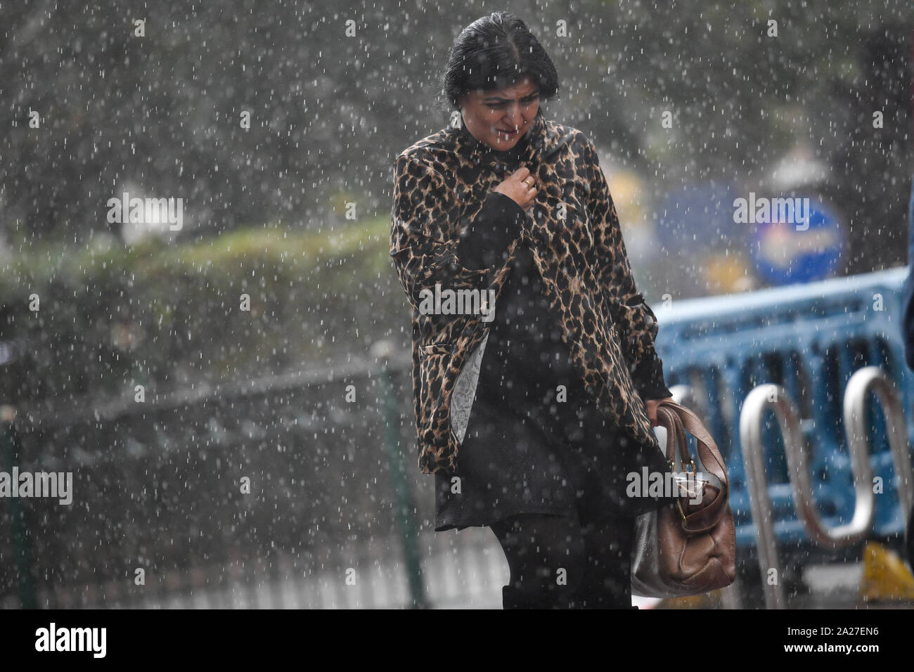Menschen machen sich auf den Weg durch ein heftiger Regenschauer in Birmingham, Dienstag, 1. Oktober 2019. Siehe PA Geschichte Wetter im Herbst. Photo Credit: Jacob König/PA-Kabel Stockfoto
