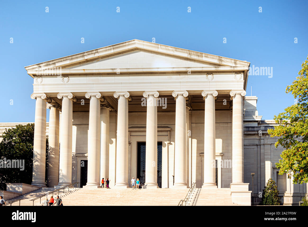 Washington D.C., USA. Oktober 2016: west Gebäude des Nationalen Kunstgalerie mit Touristen auf der Treppe an einem sonnigen Tag in Washington D.C. Stockfoto