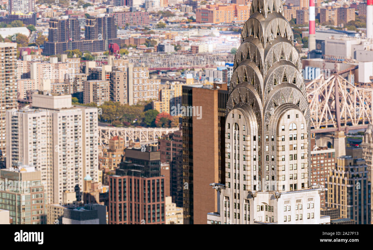 NEW YORK, USA, November 2016: Detail der Turmspitze des berühmten Chrysler Building mit Der leicht verschwommene New York Panorama im Hintergrund Stockfoto
