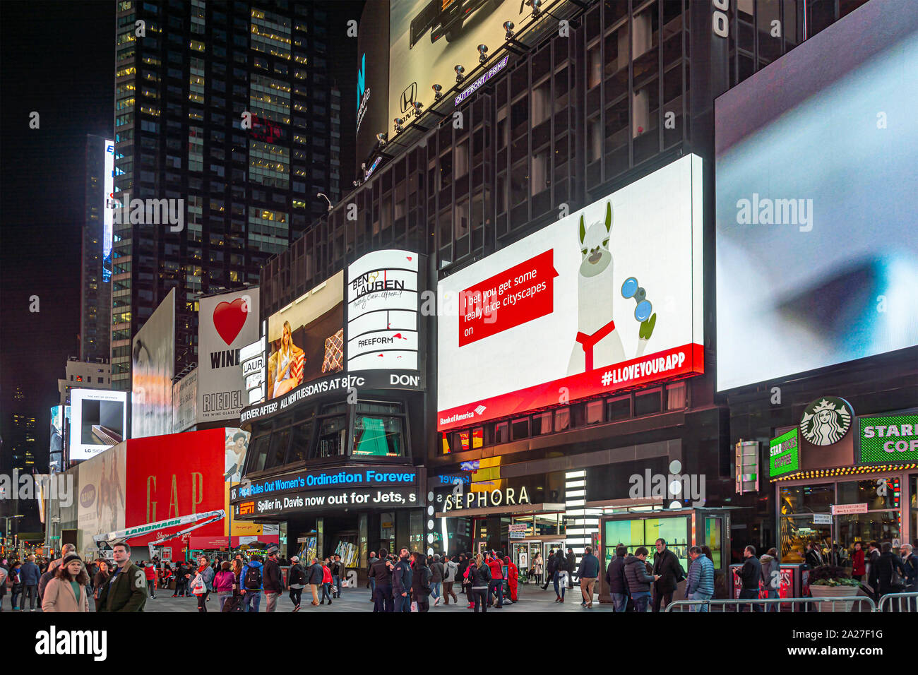 New York, USA, November 2016: Times Square bei Nacht mit Menschen zu Fuß und Plakatwänden in New York Stockfoto