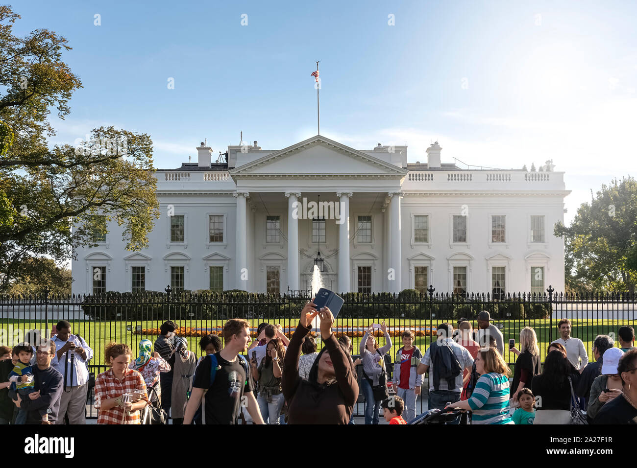 Washington D.C., USA, Oktober 2016: Touristen die Bilder vor dem Weißen Haus an einem sonnigen Tag. Tourismus und Reisen Stockfoto