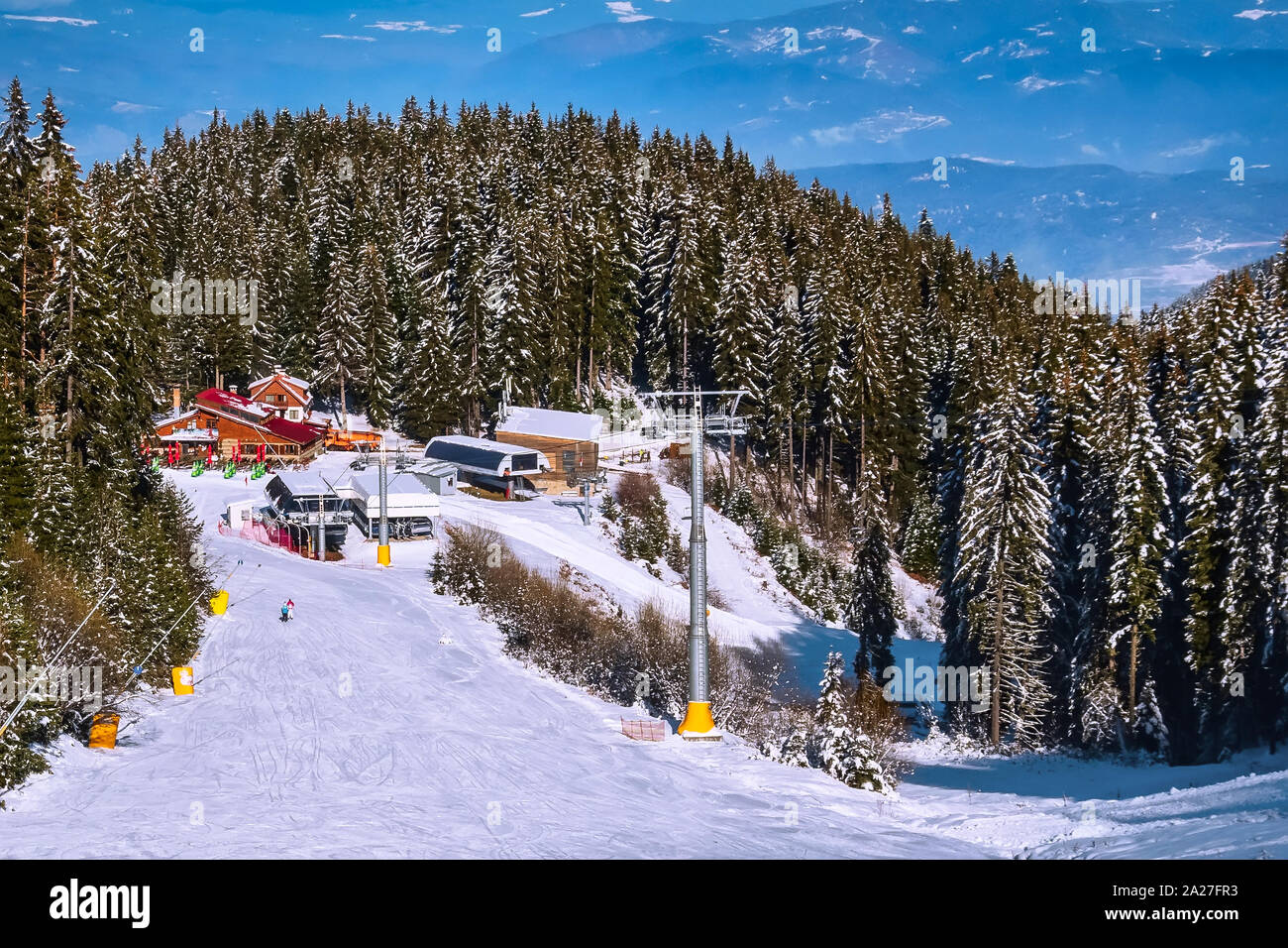 Bansko, Bulgarien ski resort Panorama mit Bergspitzen, Kiefern, Skipiste, Restaurants und Skilifte Stockfoto