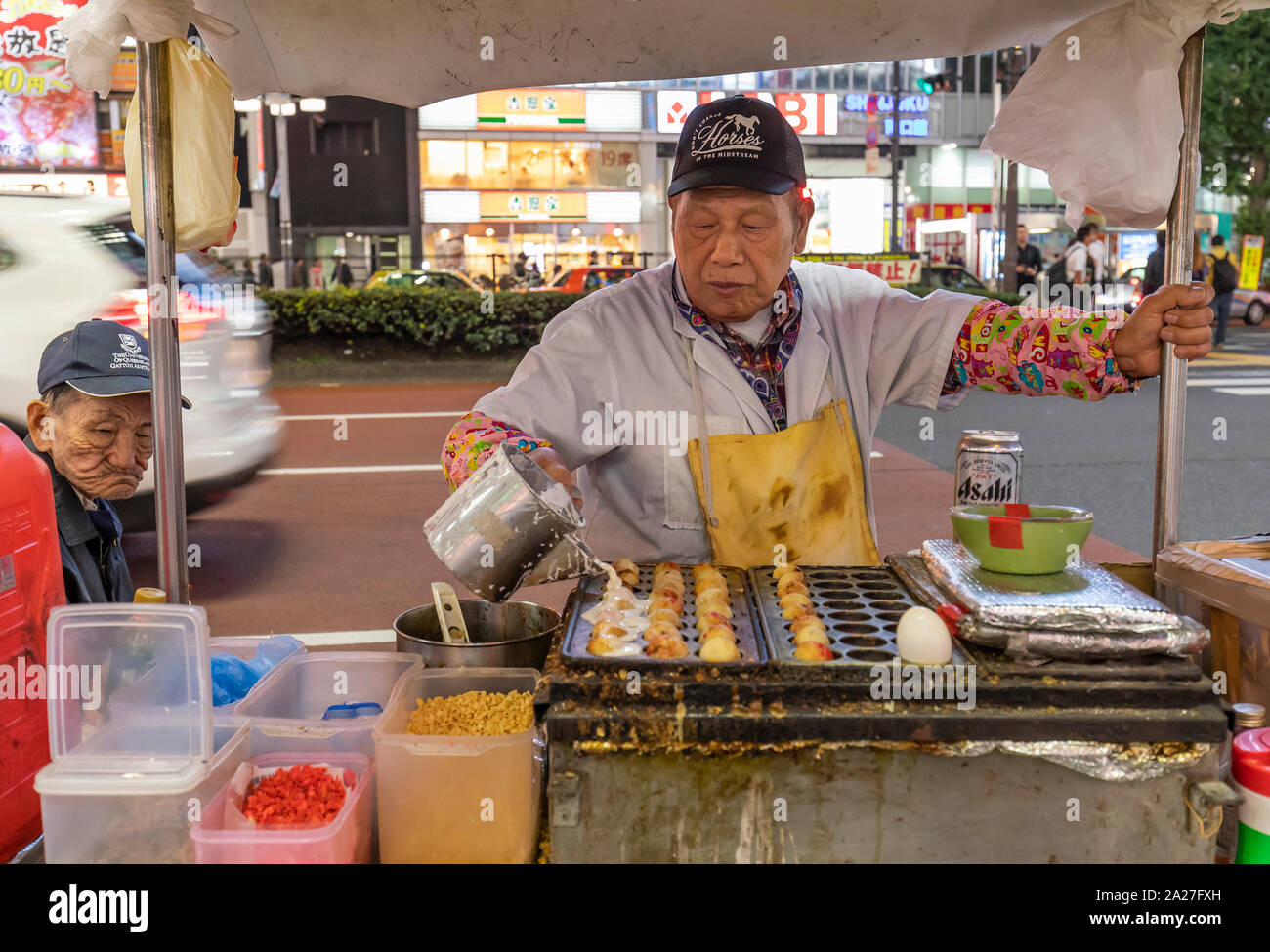 Tokyo, Japan - 29. Oktober 2018: einem straßenhändler Vorbereitung japanischen Street Food, takoyaki, auf einem Bürgersteig in Tokio, Japan. Stockfoto
