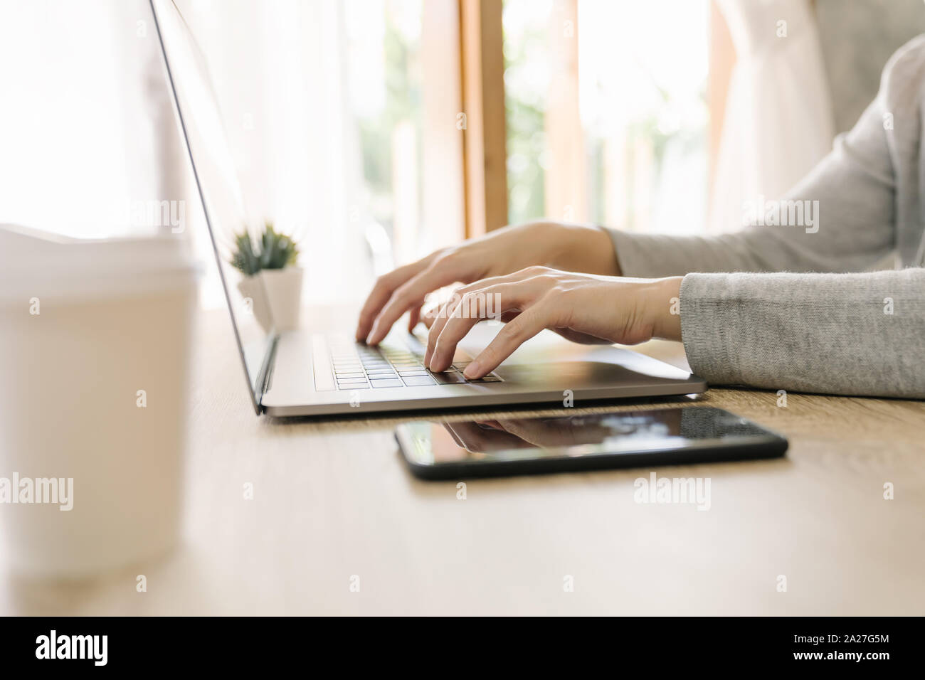 Business woman Hand eingeben Laptop auf hölzernen Tisch Stockfoto
