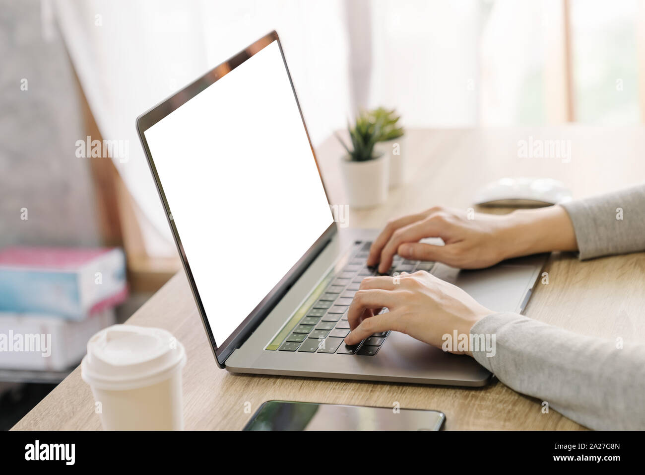 Business woman Hand eingeben Laptop auf hölzernen Tisch Stockfoto