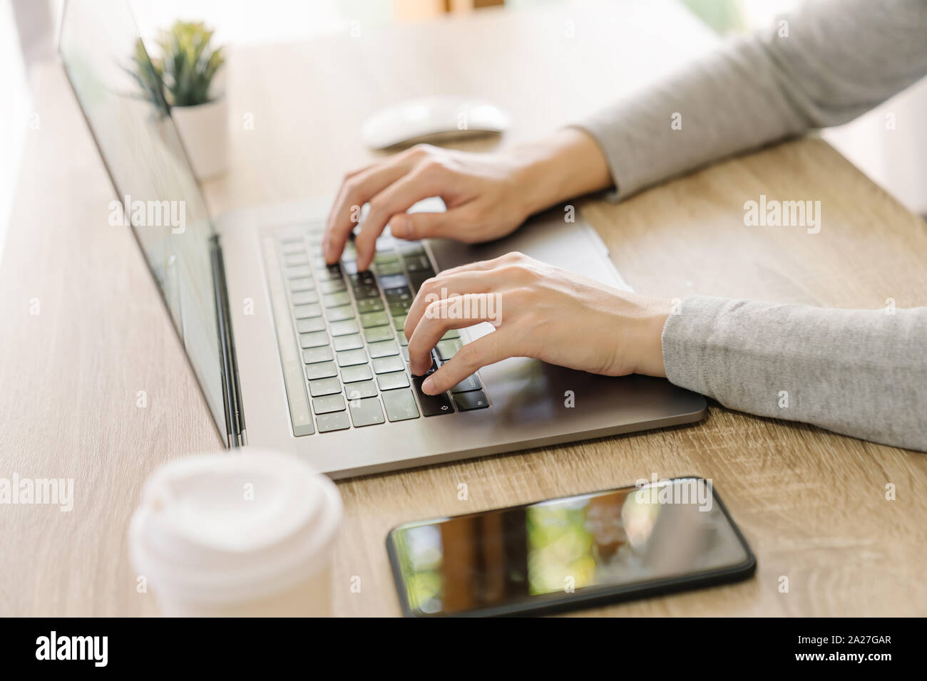 Business woman Hand eingeben Laptop auf hölzernen Tisch Stockfoto