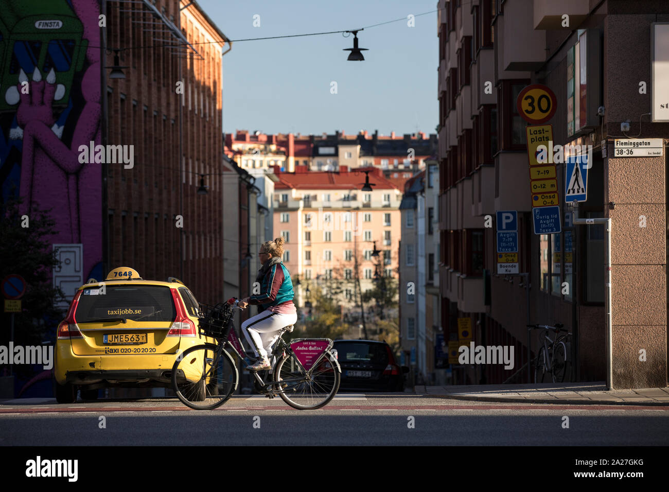 Pendler überqueren Sie die Kreuzung von Kronobergsvägen - Stockholms erste rechtliche street art Wand, Flemminggatan, Kungsholmen in Stockholm, Schweden, Stockfoto