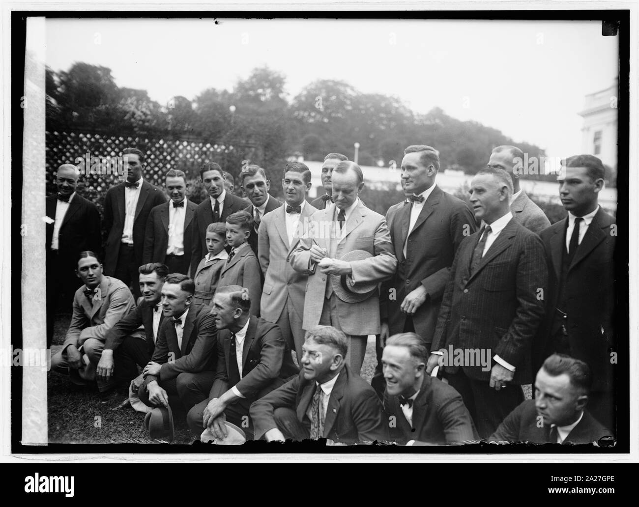 Pres. Coolidge autographierend Kugel für Walter Johnson, 9/5/24 Stockfoto