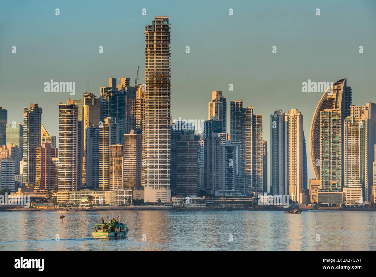 Kleines Boot vor der Skyline von Panama City, Panama Stockfoto