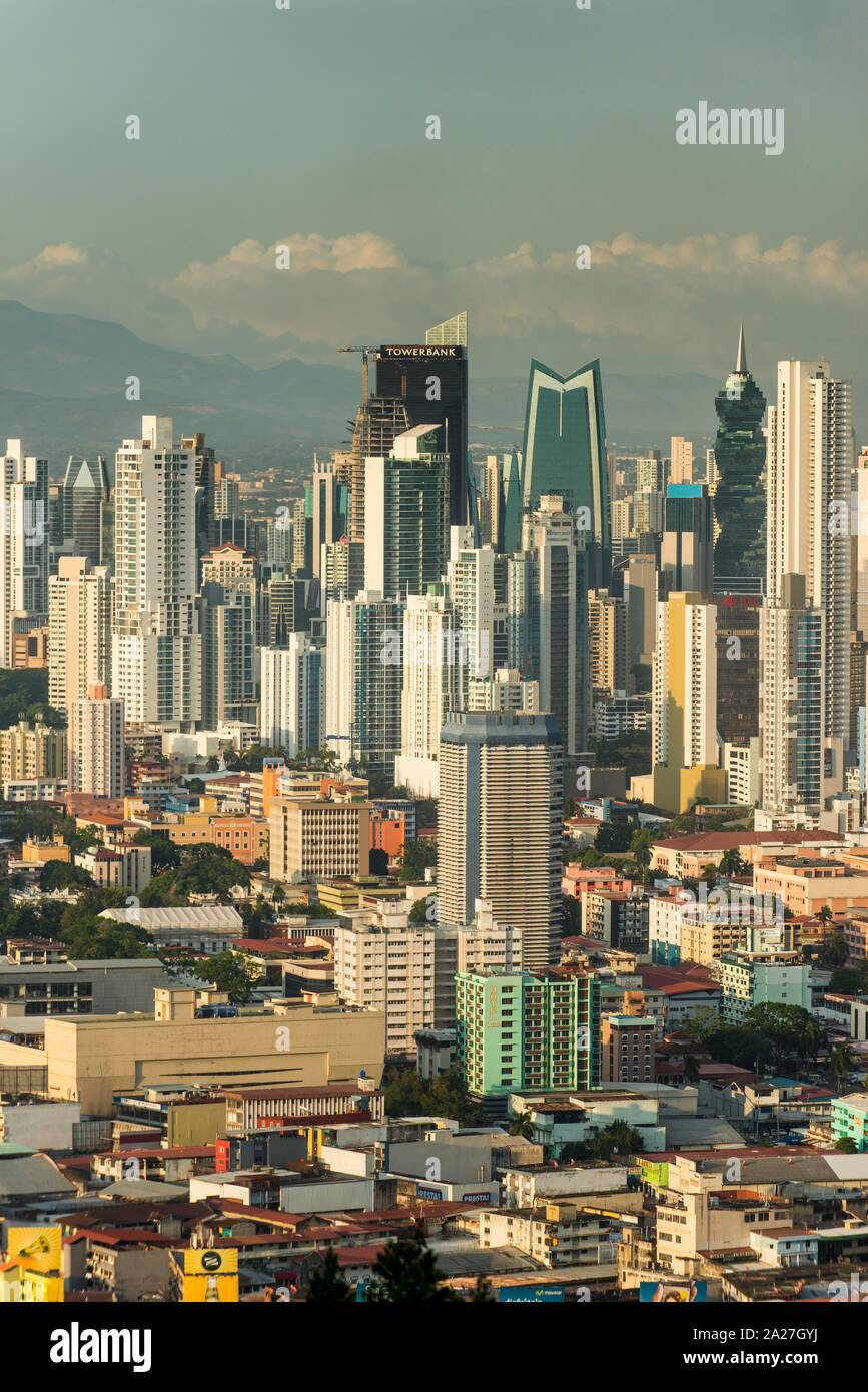 Blick auf die Skyline von Panama City aus El Ancon, Panama Stockfoto