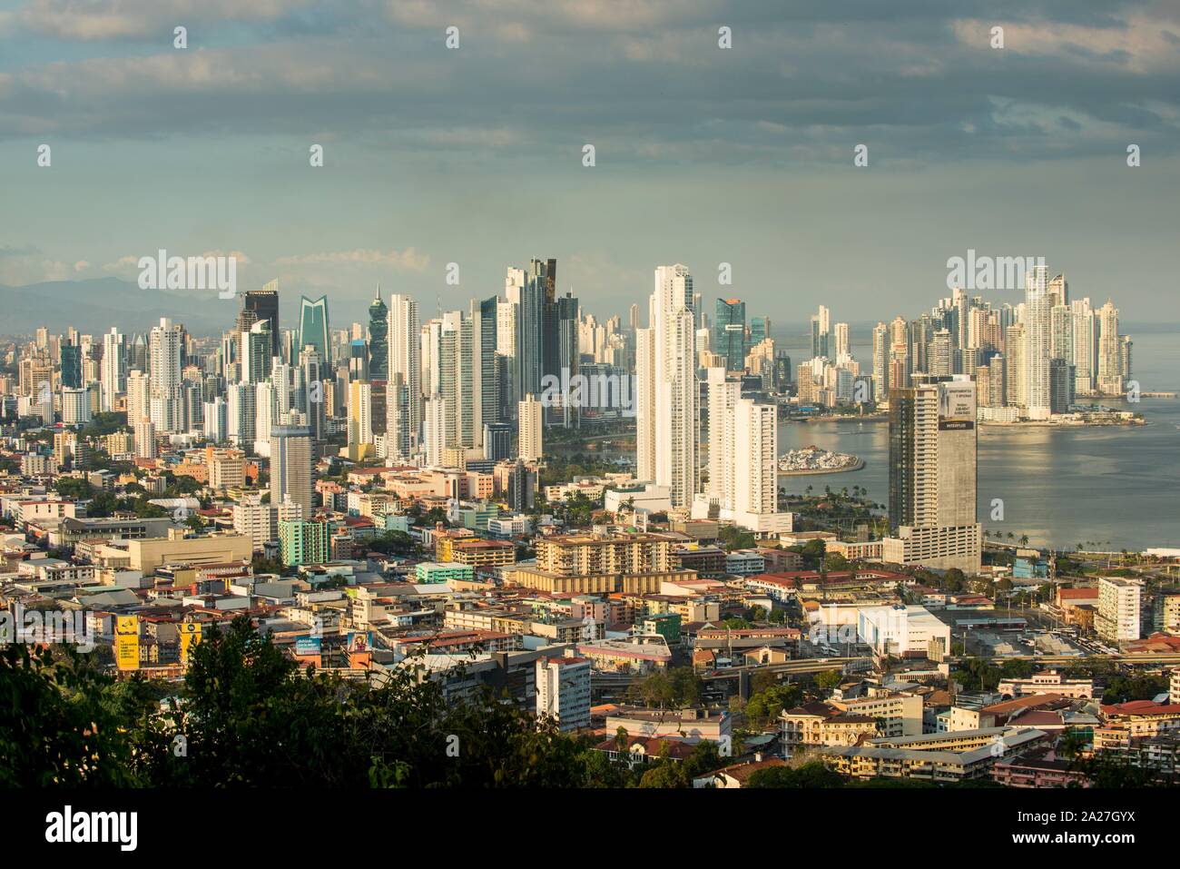 Blick auf die Skyline von Panama City aus El Ancon, Panama Stockfoto