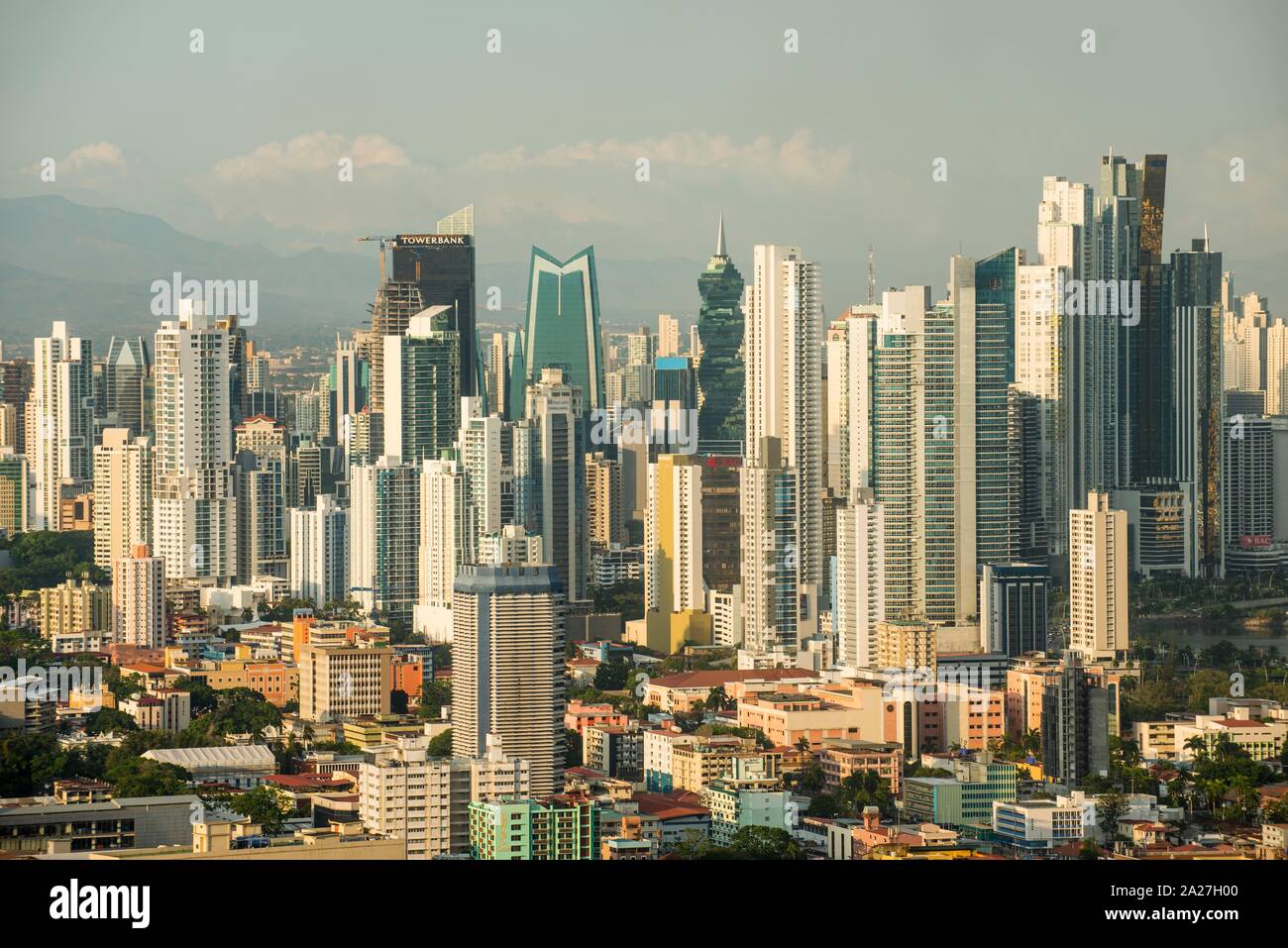 Blick auf die Skyline von Panama City aus El Ancon, Panama Stockfoto