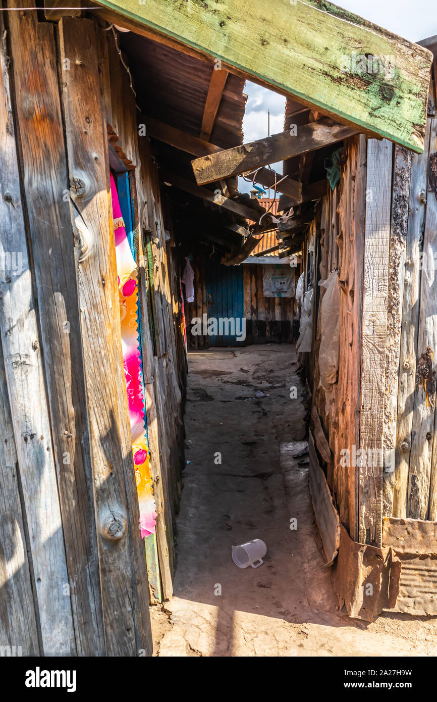 Nanyuki, Laikipia County, Kenia - Juni 19., 2019: Farbfoto von winzigen Gasse in typischen Kenianischen Slums in Nanyuki Stadtrand. Stockfoto