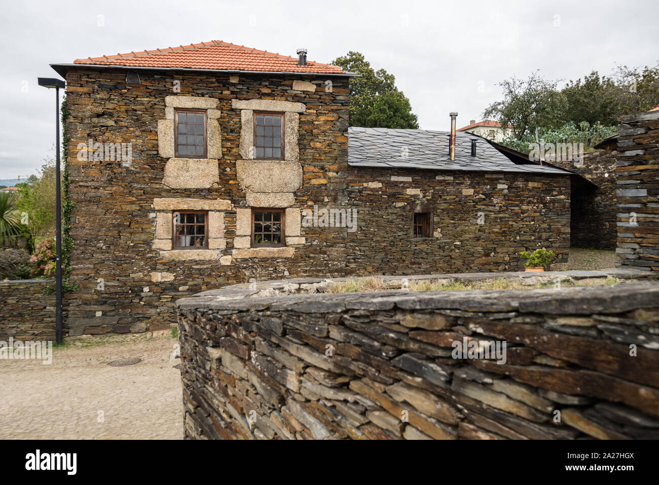 Lisboa, Portugal - 29. September 2019: Quintandona, ein portugiesisches Dorf einzigartige Architektur und seinen Gebäuden in Schiefer, Granit und Schiefer Ston Stockfoto