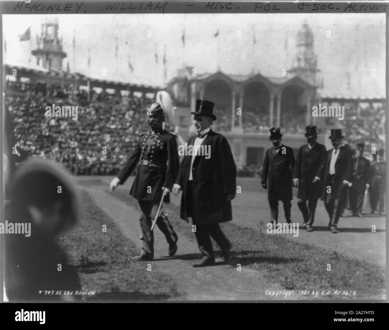 Pres McKinley wandern mit anderen Männern in der Revue auf der Panamerikanischen Ausstellung, Buffalo, N.Y. Stockfoto