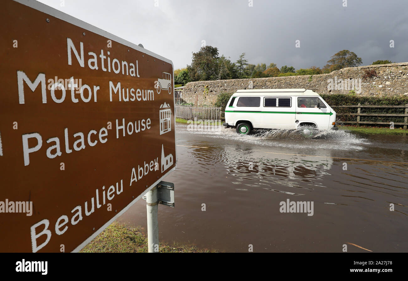 Beaulieu, New Forest, Hampshire. 1. Oktober 2019. UK Wetter: Hochwasser im Dorf von Beaulieu im New Forest nach dem Beaulieu River die Ufer bei Flut. Treiber ihren Weg durch das Hochwasser auf Palace Lane. Kredit Stuart Martin/Alamy leben Nachrichten Stockfoto