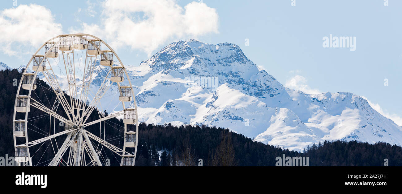 Weiß Big Wheel vor Alpine Snow Mountain panorama Stockfoto