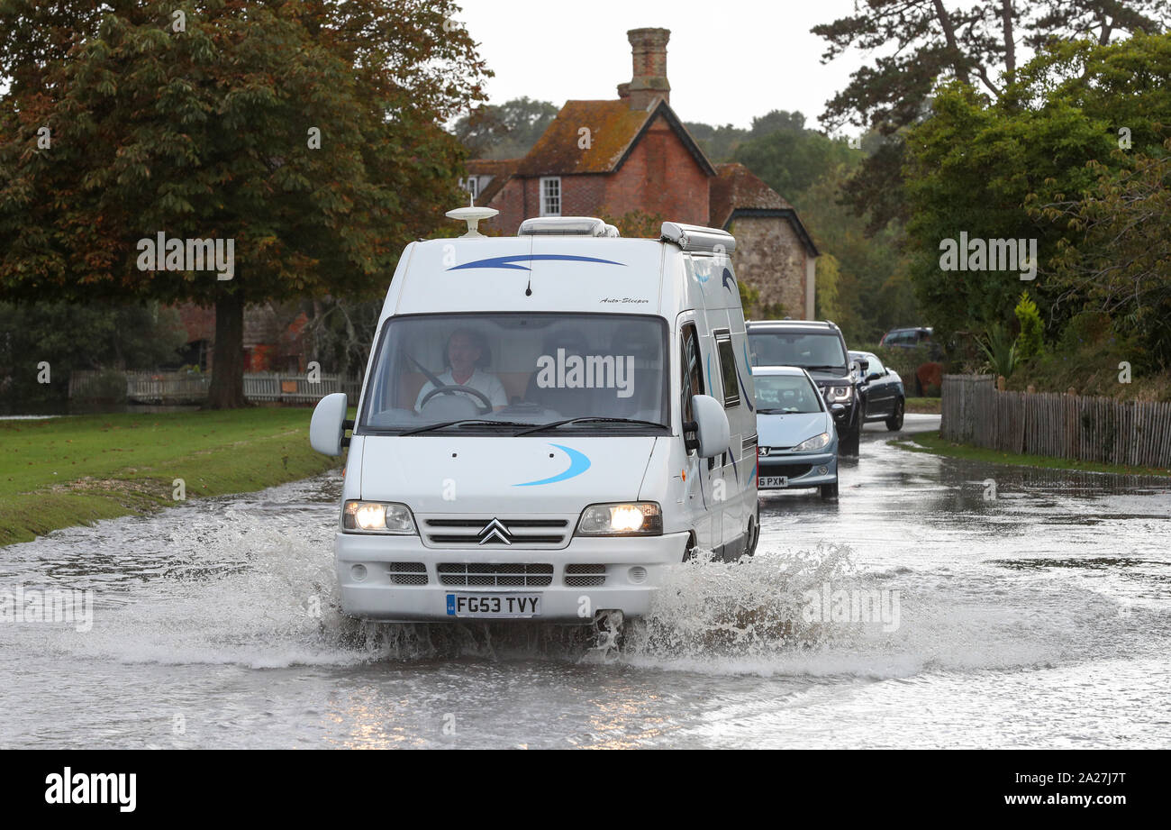 Beaulieu, New Forest, Hampshire. 1. Oktober 2019. UK Wetter: Hochwasser im Dorf von Beaulieu im New Forest nach dem Beaulieu River die Ufer bei Flut. Treiber ihren Weg durch das Hochwasser auf Palace Lane. Kredit Stuart Martin/Alamy leben Nachrichten Stockfoto