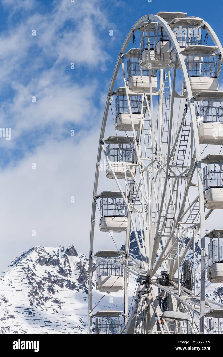 Weiß Big Wheel vor Alpine Snow Mountain panorama Stockfoto