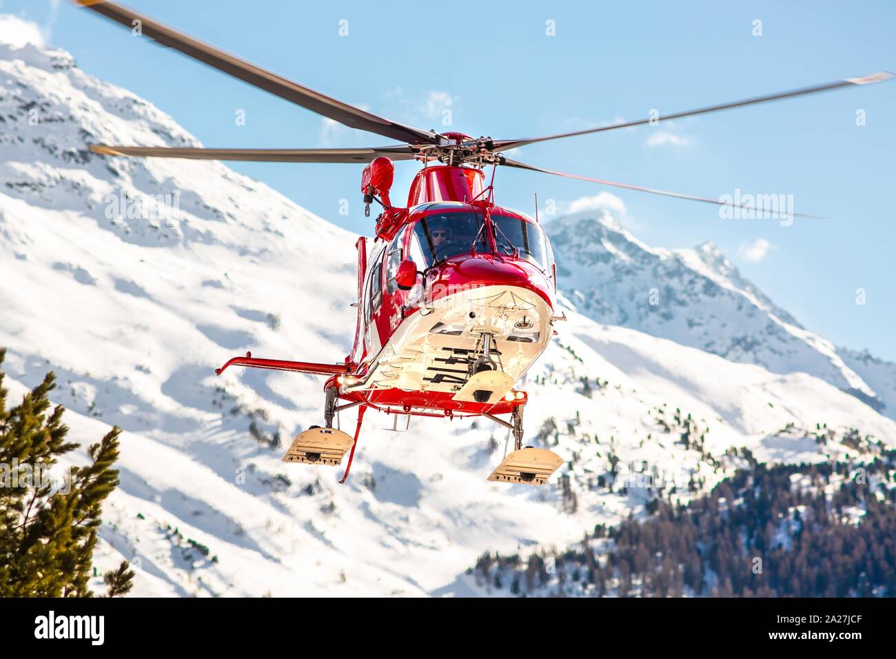 Rettungshubschrauber vor alpinen Landschaft starten Stockfoto