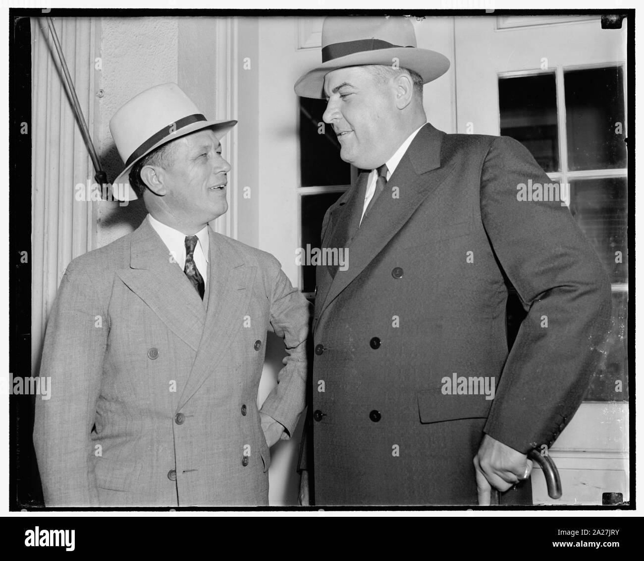 Vorhanden Louisiana Programm für die Bundesunterstützung für Präsident Roosevelt. Washington, D.C., 19. Senator Allen Ellender, Links, und Gouverneur Richard W. Leone von Louisiana, das Weiße Haus verlassen hatte heute nach der Präsentation Präsident Roosevelt mit vier Programm für die schrittweise die Bundesunterstützung für Louisiana Bund Projekte Stockfoto