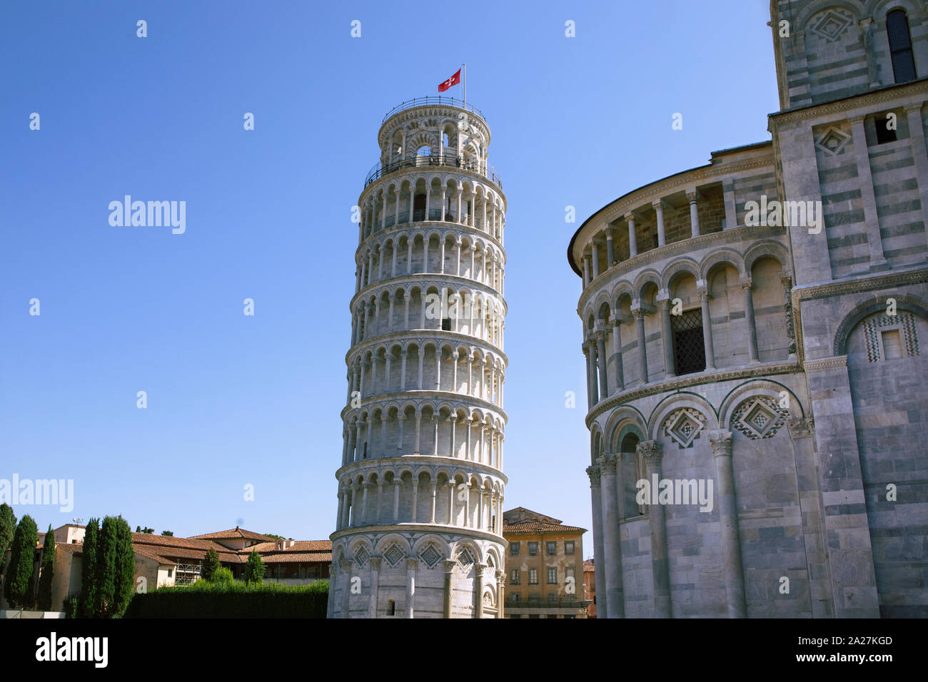 Schiefe Turm von Pisa mit Teil der Kathedrale der Hl. Maria und die umliegenden Gebäude auf dem Platz. Blauer Himmel, Sommer, keine Menschen. Italien Stockfoto