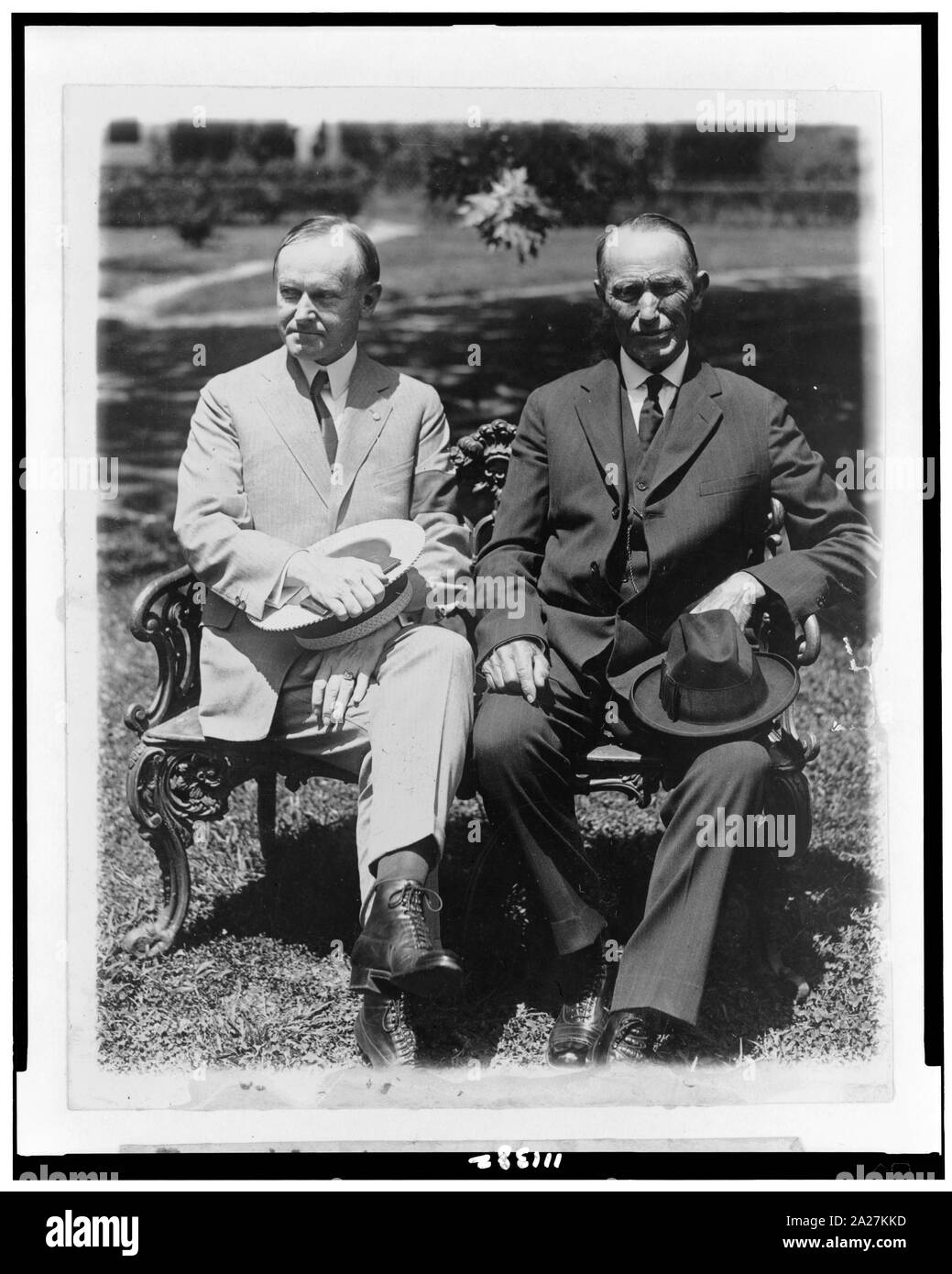 President Coolidge und sein Vater, der in voller Länge Porträts, auf Rasen Sessel Stockfoto