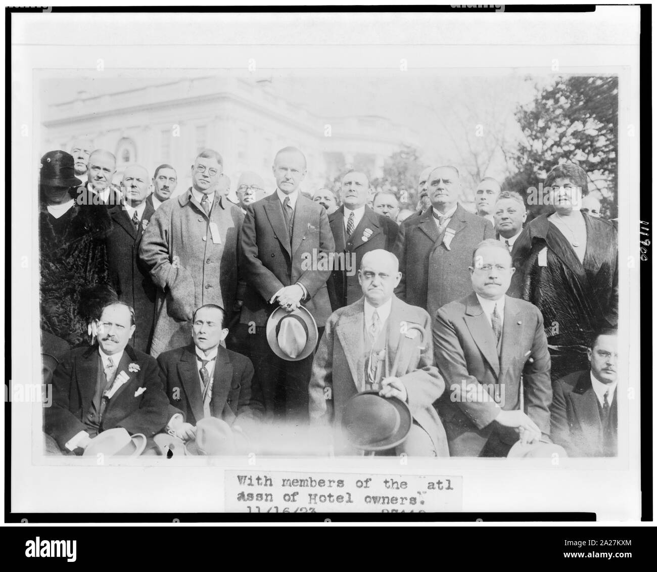 President Coolidge stehen mit den Mitgliedern der Nationalen Vereinigung der Hotelbesitzer, auf dem Rasen des Weißen Hauses Stockfoto