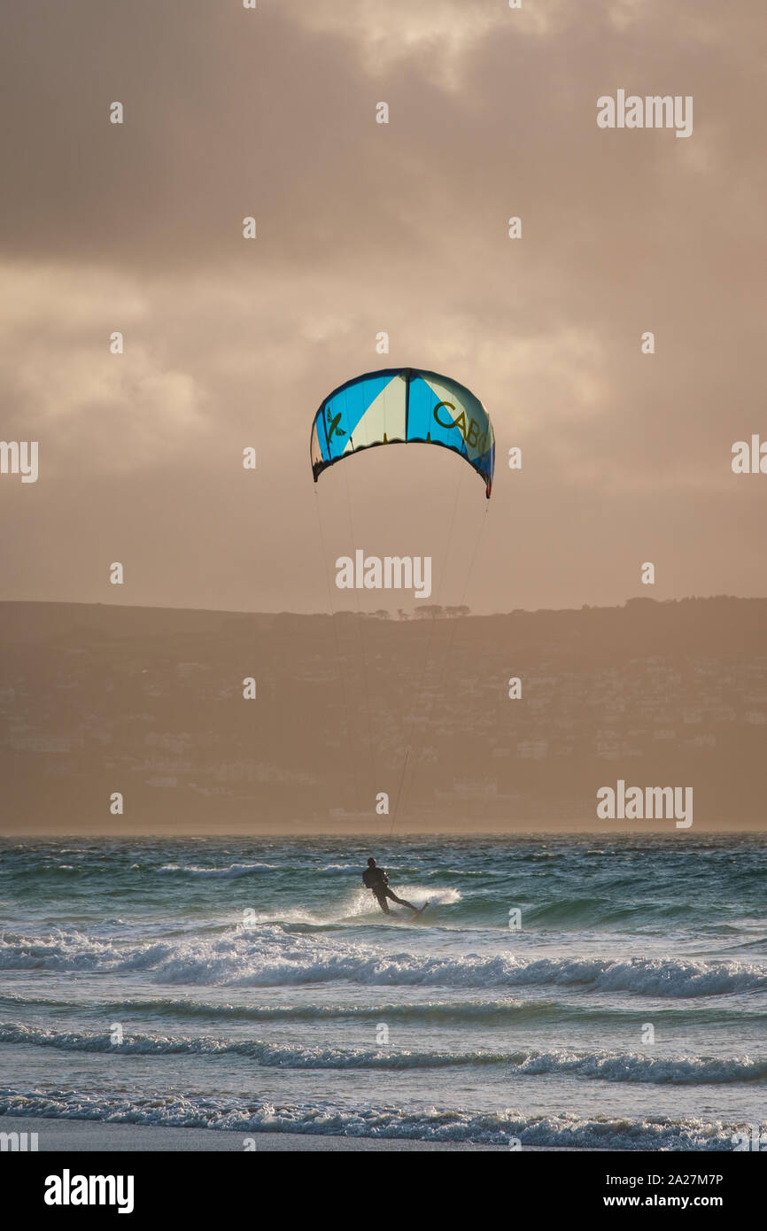 Kite Boarding in Cornwall auf Godrevy Stockfoto