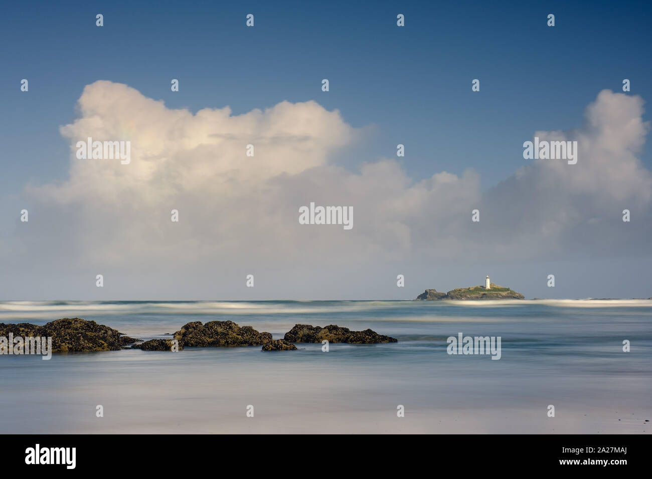 Godrevy Beach und Leuchtturm in Cornwall. Stockfoto