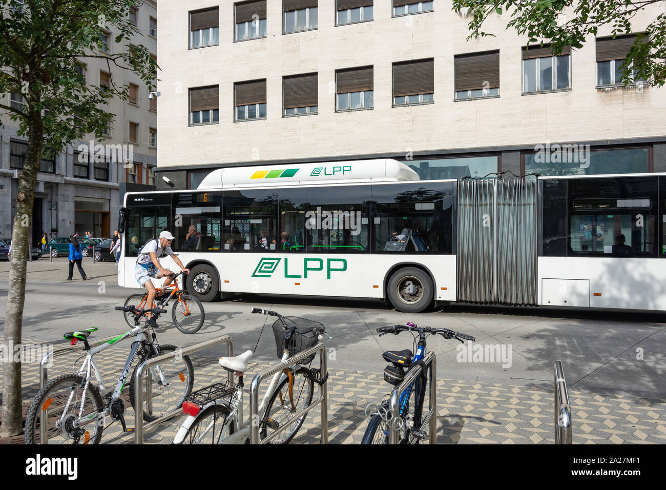 Stadt Bus an der Haltestelle, slowenischer Straße (Slovenska Cesta), Ljubljana, Slowenien Stockfoto