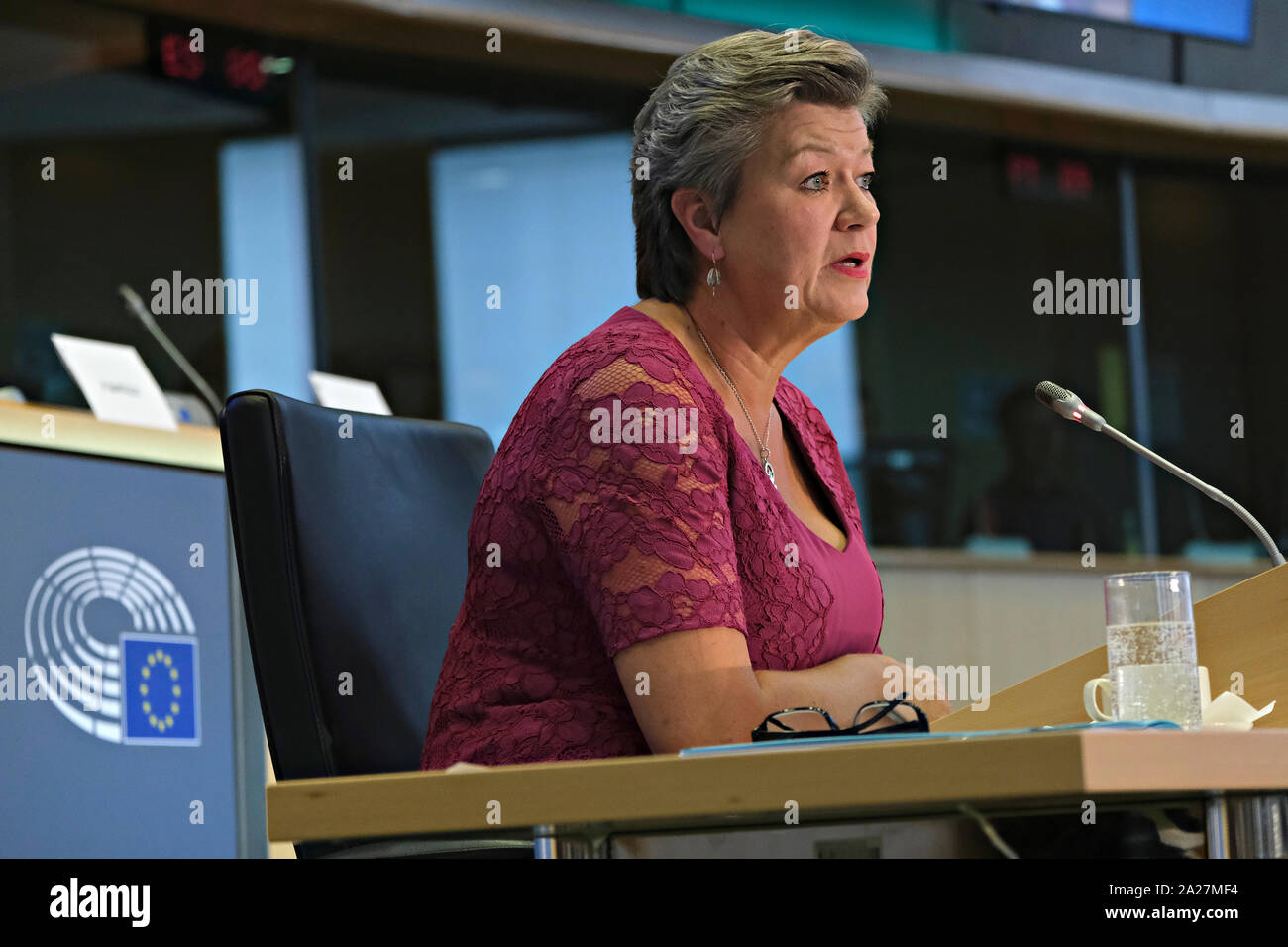 Brüssel, Belgien. 1. Oktober 2019. Die europäische Kommissarin für Inneres, die designierte Ylva JOHANSSON aus Schweden beantwortet Fragen während ihrer Anhörung im Europäischen Parlament. Credit: ALEXANDROS MICHAILIDIS/Alamy leben Nachrichten Stockfoto