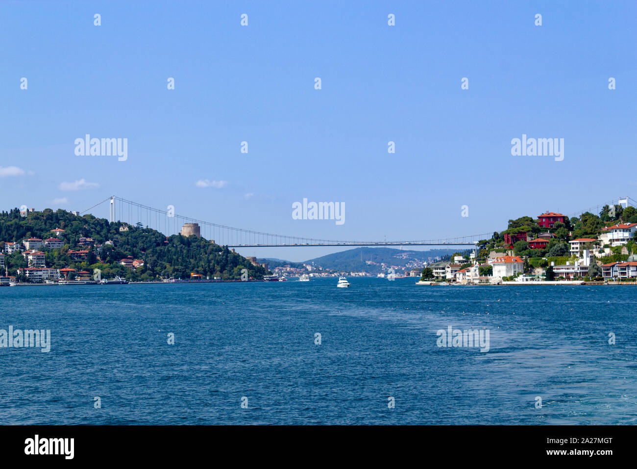 Istanbul Bosporus und auf die Landschaft aus dem Meer im Sommer sonnigen Tag Stockfoto