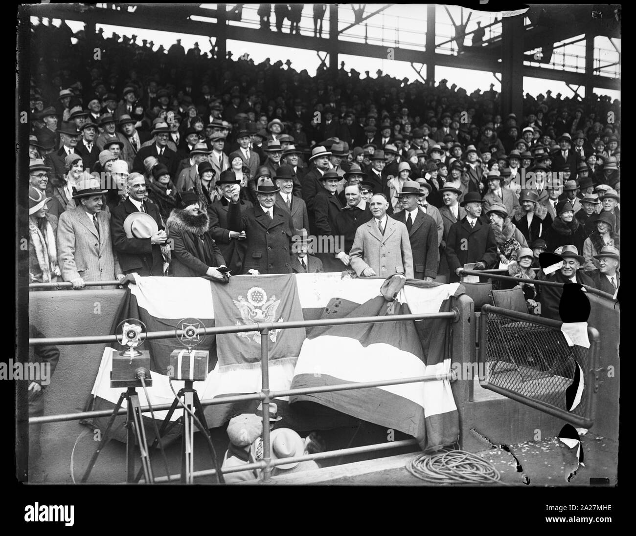 Präsident Hoover öffnet offiziell die Baseball Saison in nationale Hauptstadt. Präsident Hoover werfen die erste Kugel Die Baseball Saison offiziell in Washington heute öffnen. Die Washington Senatoren spielte in der Philadelelphia Athletik in Opener der Saison. Auf dem Foto von links nach rechts: Sekretär für Landwirtschaft Arthur M. Hyde; Frau Herbert Hoover; Präsident Hoover; Finanzminister Andrew Mellon (sitzend) Sekretär des Krieges James W. Gut; Walter Johnson; und Clark Griffith Stockfoto