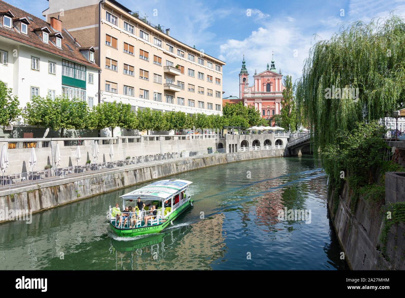 Sightseeing Kreuzfahrt Boot am Fluss Ljubljanica, Altstadt, Ljubljana, Slowenien Stockfoto
