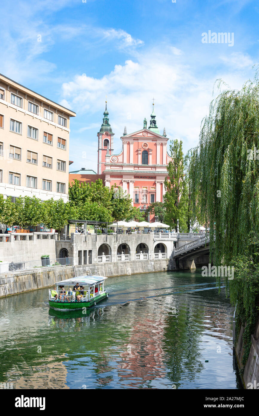 Sightseeing Kreuzfahrt Boot am Fluss Ljubljanica, Altstadt, Ljubljana, Slowenien Stockfoto