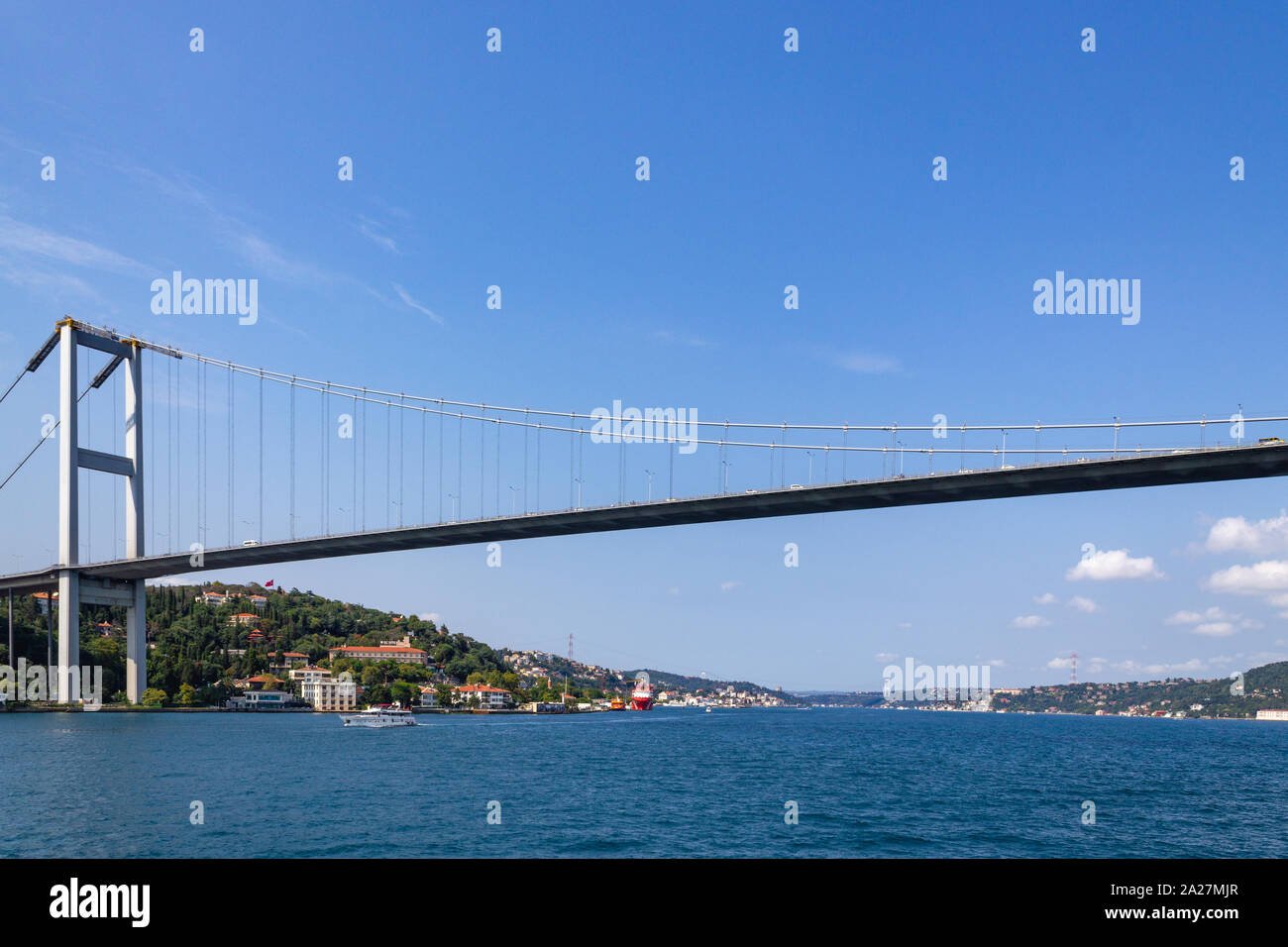 Istanbul und den Bosporus Brücke Landschaft Ansicht vom Meer im Sommer sonnigen Tag Stockfoto