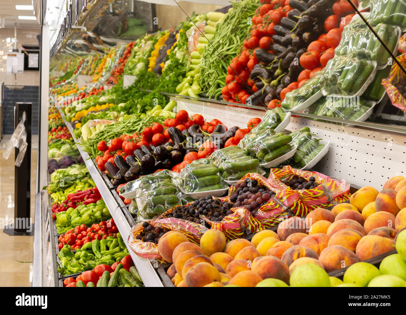 Verschiedene Gemüse und Obst im Supermarkt Stockfoto