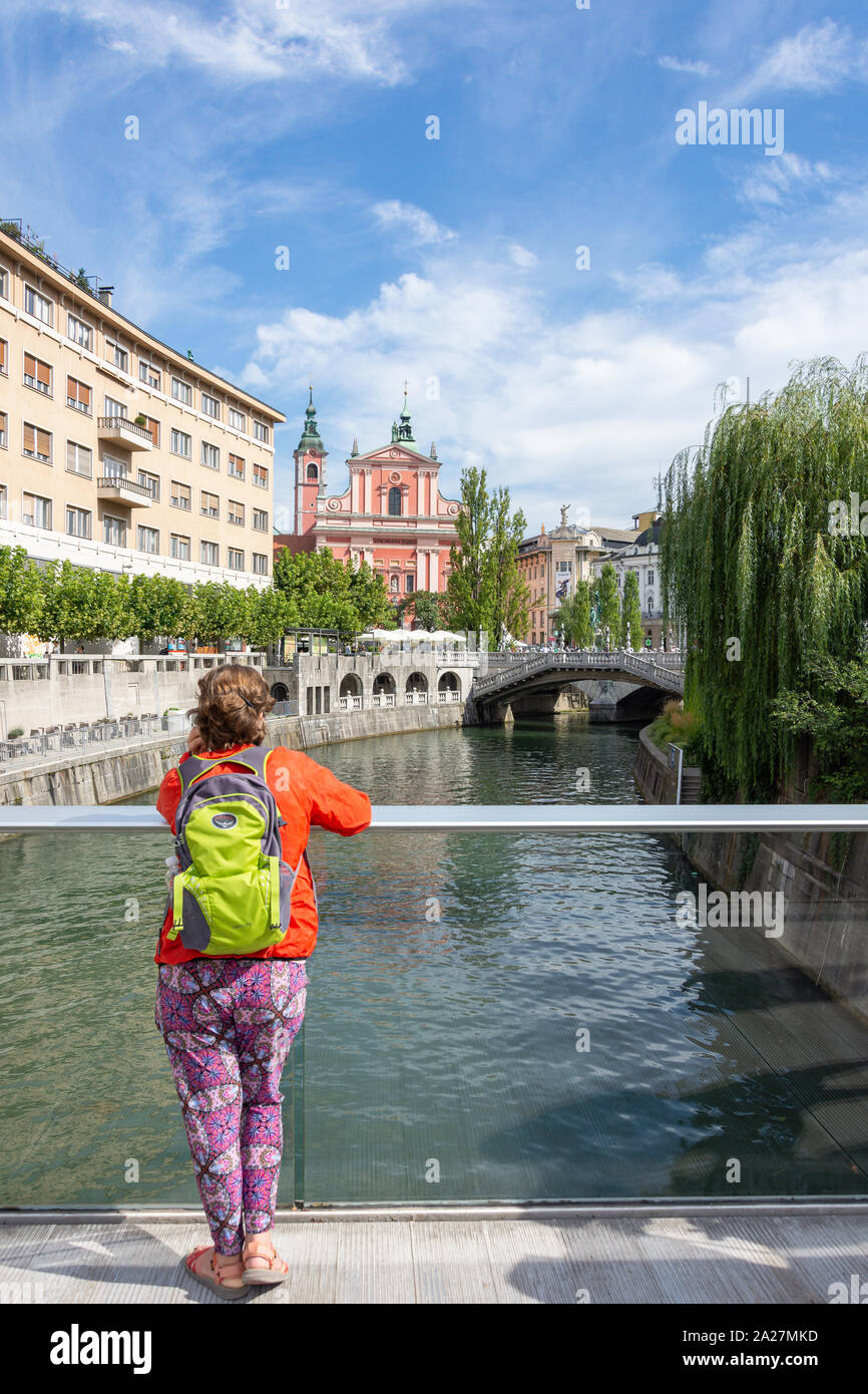 Die Frau auf der Brücke über den Fluss Ljubljanica, Altstadt, Ljubljana, Slowenien Stockfoto