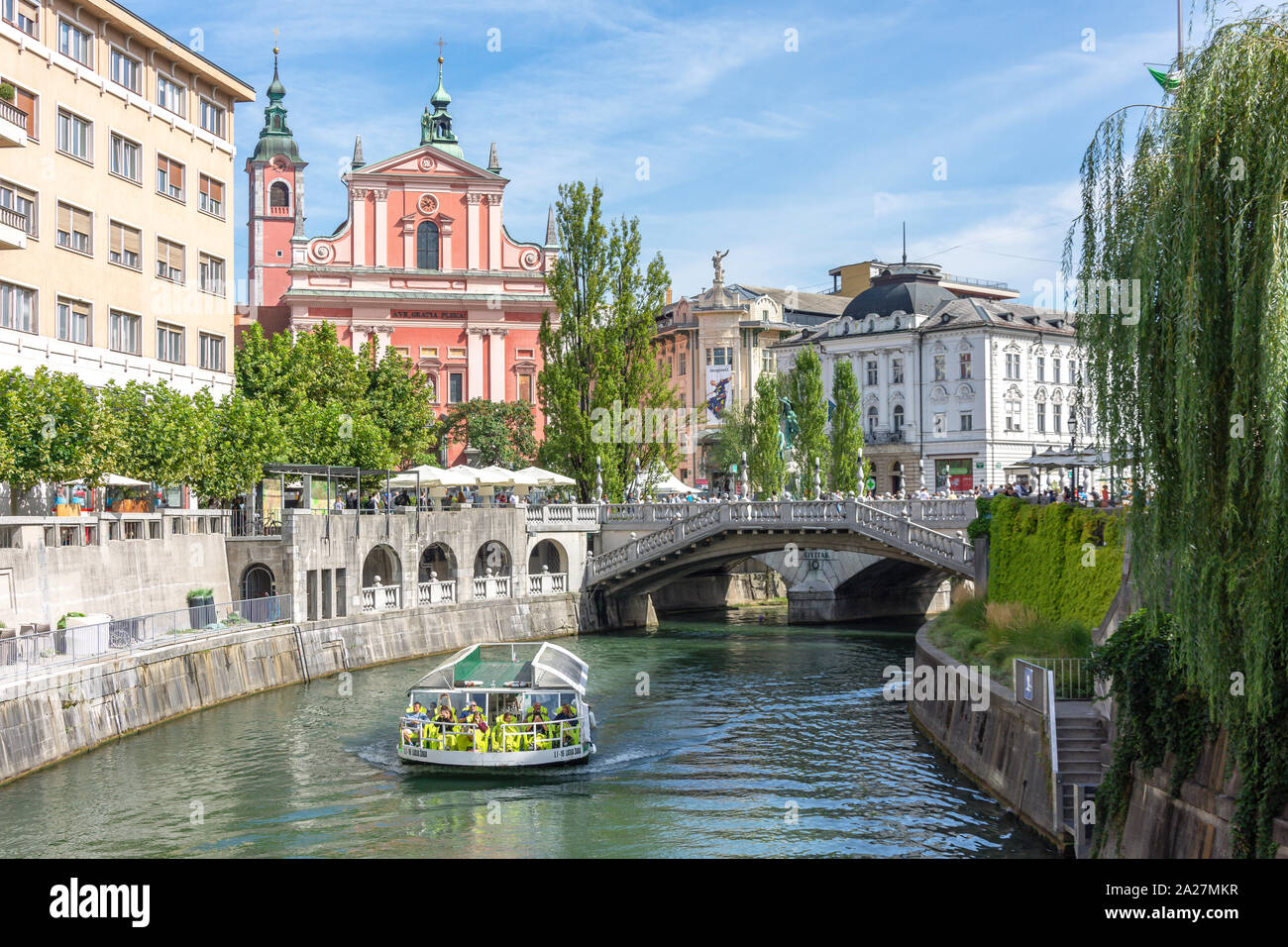 Sightseeing Boat Kreuzfahrt auf dem Fluss Ljubljanica und fünf Brücken, Altstadt, Ljubljana, Slowenien Stockfoto