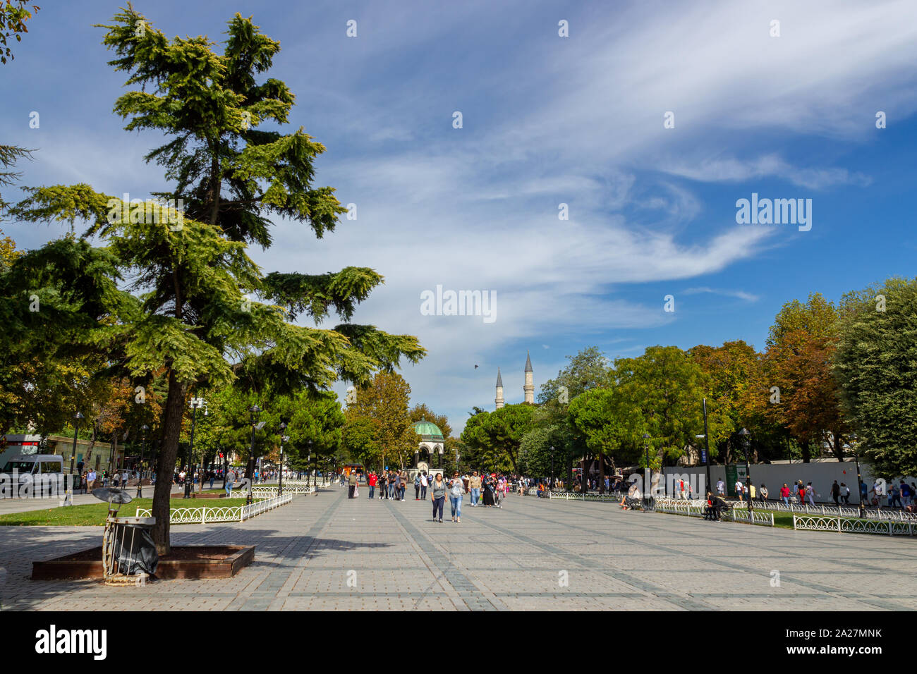 Sultanahmet, Istanbul/Türkei - am 23. September 2019: Istanbuler beliebte touristische Destination von Sultanahmet Square an einem sonnigen Tag Stockfoto