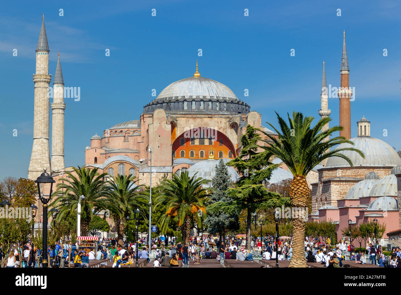Sultanahmet, Istanbul/Türkei - am 23. September 2019: Hagia Sophia Kirche Museum ein sonniger Tag und Völker Stockfoto