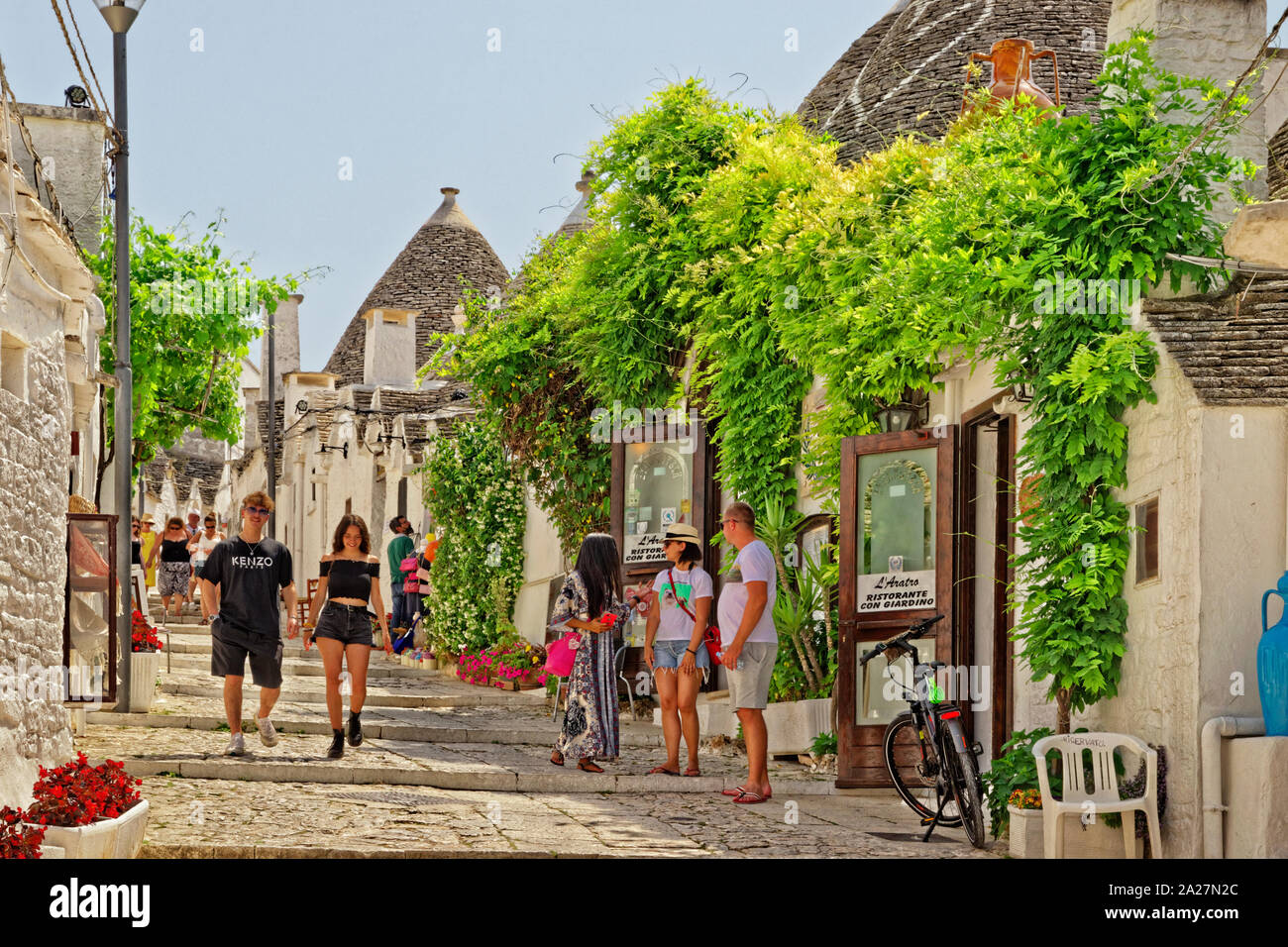 Trulli auf der Rione Monti in Alberobello, Apulien, Italien. Stockfoto