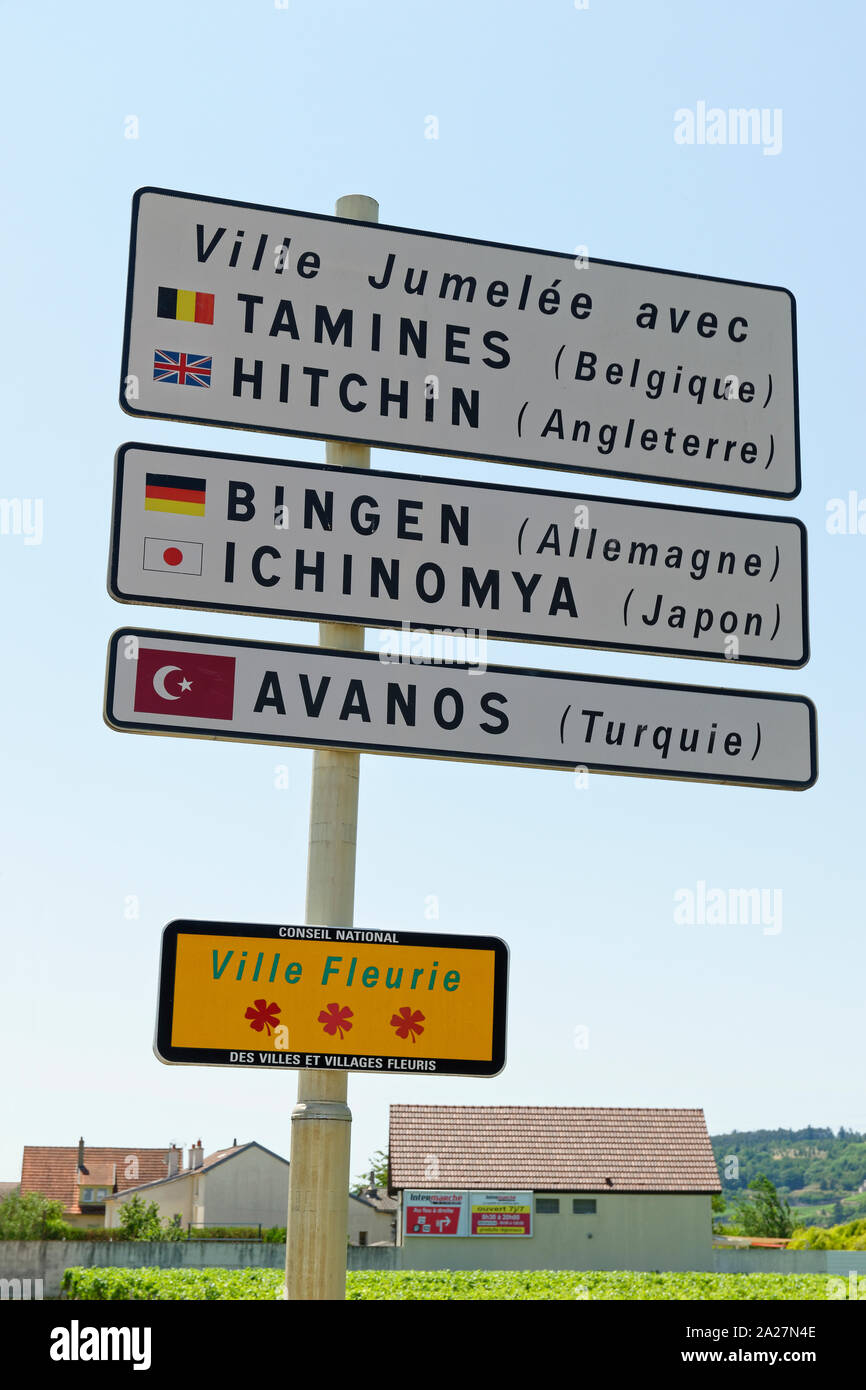 Twin Towns Zeichen an das Dorf von Nuits Saint-Georges, Burgund, Bourgogne Franche-Compté, Frankreich. Stockfoto