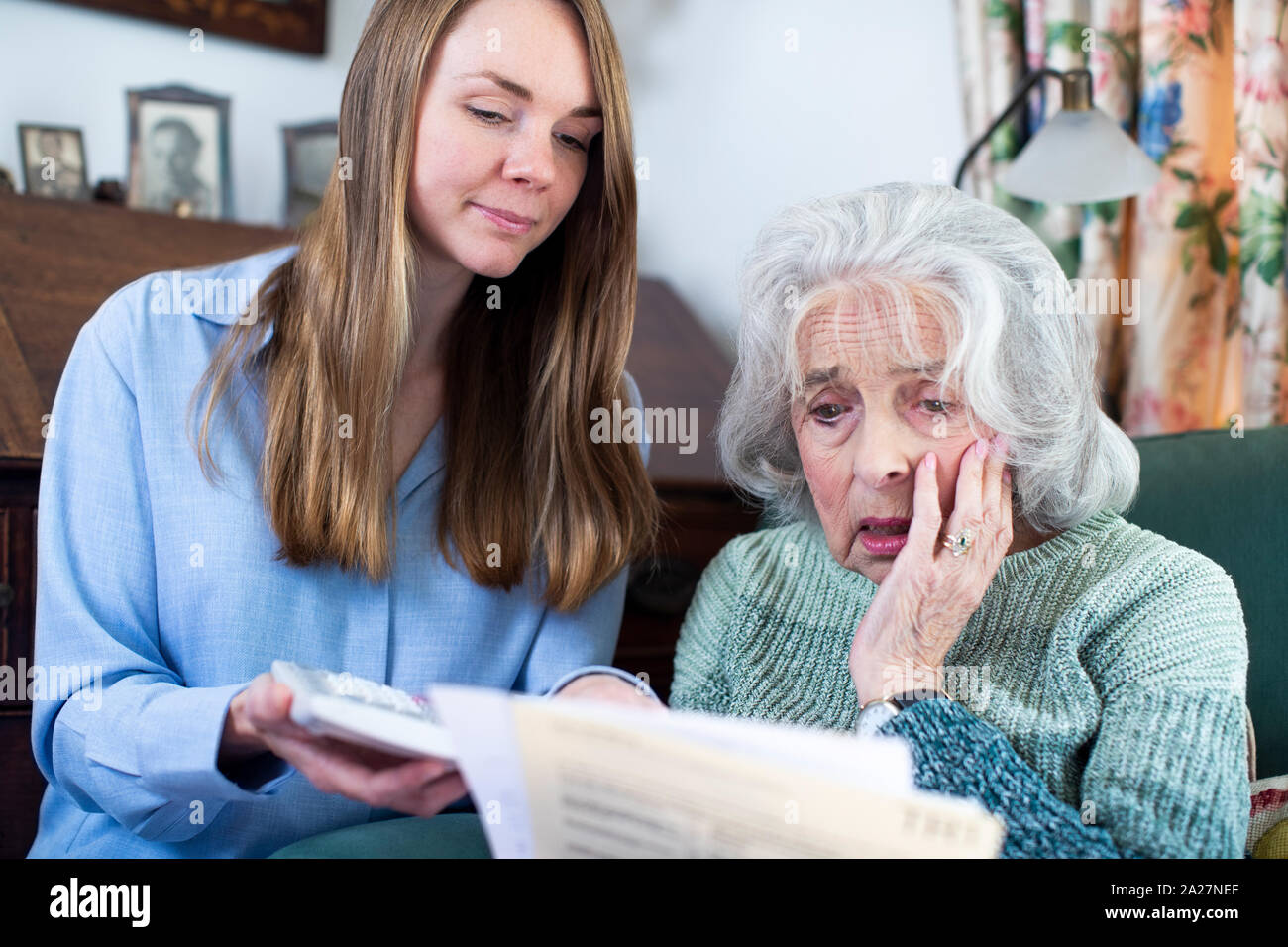 Frau helfen, Sorgen Älterer Nachbar besorgt über Schulden mit Rechnungen und Unterlagen Stockfoto