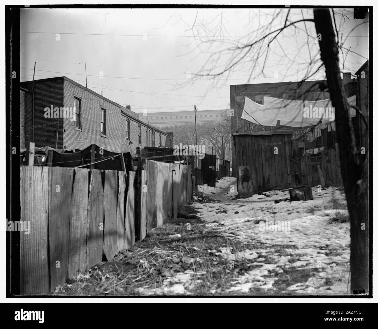 Präsident Roosevelt billigt D.C. niedrige Miete wohnen Programm. Hauptstadt Slums zu gehen. Washington, D.C., November 30. Präsident Roosevelts Zustimmung des $ 15.000.000 niedrige Miete wohnen Programm für den Bezirk Columbia bedeutet, dass Slum Abschnitte, wie diese zeigen das Haus Büro Gebäude im Hintergrund, von der Hauptstadt verschwinden Stockfoto