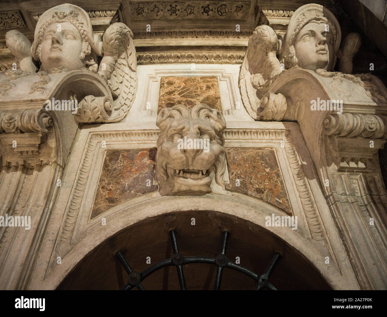 Architektonische Details in der Mailand Catehdral in Italien Stockfoto